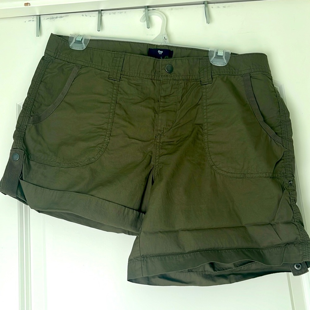 Size 8 GAP cargo shorts in olive green. Can be cuffed & snapped or uncuffed.